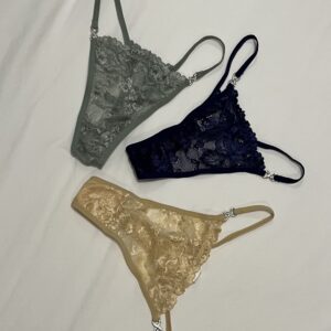 Pretty Lacy G-string with silver link detail
