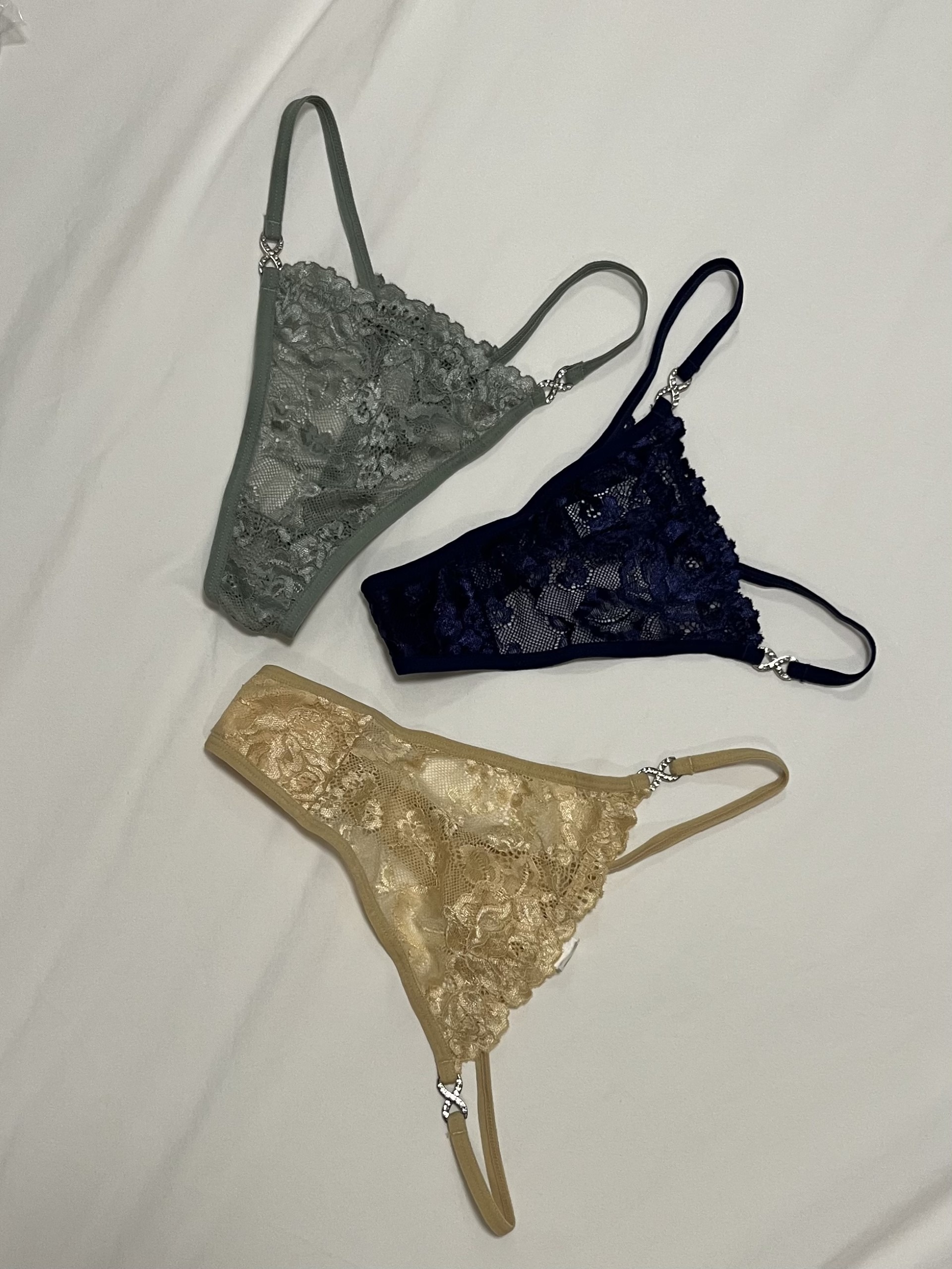 Pretty Lacy G-string with silver link detail